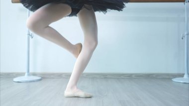 Bacak ve bale öğrencilerinin ayak ritmi bale yapıyor.