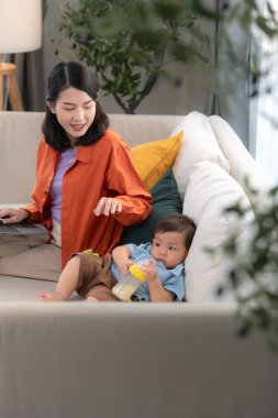 Anne ve oğul, baba işten eve döndükten sonra birlikte oynuyorlar.