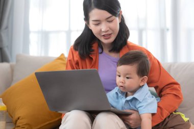 Anne ve oğul, baba işten eve döndükten sonra birlikte oynuyorlar.