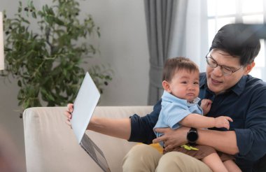 Baba ve oğul işten eve döndükten sonra birlikte oynuyorlar.