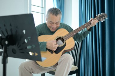 Usta bir gitarist evde müzik çalıyor.