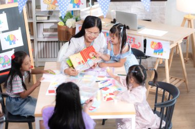 Özel bir sınıfta öğrenim faaliyetleri yapan bir grup özel öğrenci.