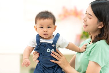 Kahvaltıdan sonra bebek dinleniyor.