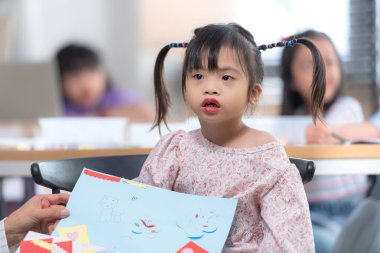 Özel bir sınıfta öğrenim faaliyetleri yapan özel öğrencilerin portresi