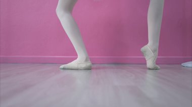 Bacak ve bale öğrencilerinin ayak ritmi bale yapıyor.