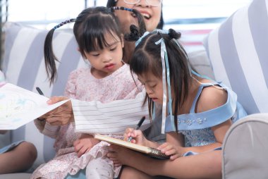 Özel bir sınıfta öğrenim faaliyetleri yapan bir grup özel öğrenci.