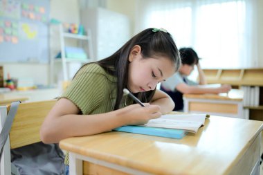 BTMM dersi, matematik sınıfında öğretmen ve öğrenciler