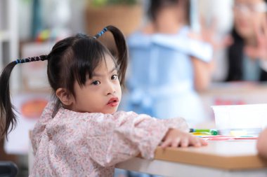 Özel bir sınıfta öğrenim faaliyetleri yapan özel öğrencilerin portresi