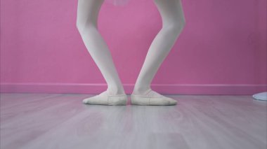 Bacak ve bale öğrencilerinin ayak ritmi bale yapıyor.