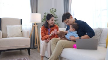 Baba ve oğul işten eve döndükten sonra birlikte oynuyorlar.