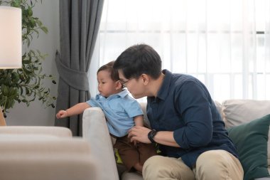 Baba ve oğul işten eve döndükten sonra birlikte oynuyorlar.