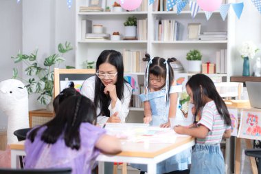 Özel bir sınıfta öğrenim faaliyetleri yapan bir grup özel öğrenci.