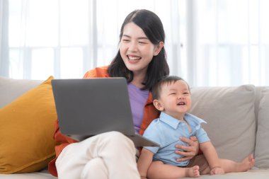 Anne ve oğul, baba işten eve döndükten sonra birlikte oynuyorlar.