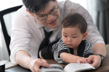 Bir iş babası ve onun görevi çalışırken çocuklarına bakmaktır.