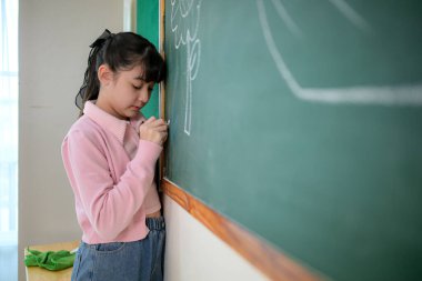 Sanat dersi, öğretmenler ve öğrenciler temel resim sınıfında.