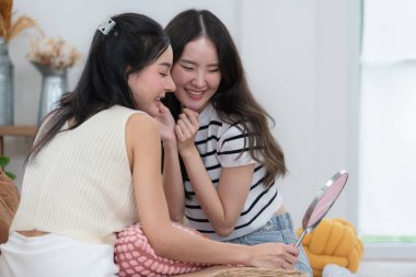 Asyalı genç kadınlar haftalık tatil rutinlerini uyguluyor. Kalkıyor, makyaj yapıyor ve dinleniyorlar.