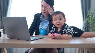 Bir iş annesi ve onun görevi çalışırken çocuklarına bakmaktır.