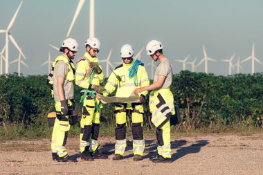 Mühendislik ve teknik ekip rüzgar enerjisini elektriğe dönüştürmek için büyük bir rüzgar türbini kurmaya hazırlanıyor.