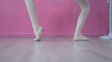 Bacak ve bale öğrencilerinin ayak ritmi bale yapıyor.