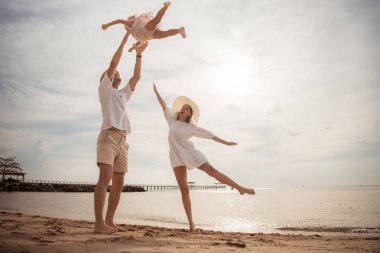 Kumsalda dinlenen bir aile.