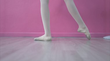 Bacak ve bale öğrencilerinin ayak ritmi bale yapıyor.