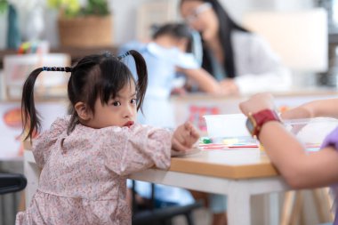 Özel bir sınıfta öğrenim faaliyetleri yapan özel öğrencilerin portresi