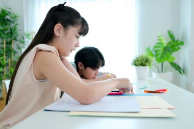 Sunum dersi, öğretmen ve öğrenciler temel sunumda sınıfın önünde.