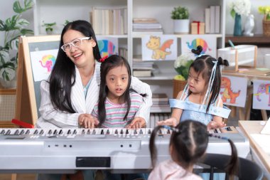 Özel bir sınıfta öğrenim faaliyetleri yapan bir grup özel öğrenci.