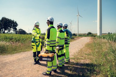 Mühendislik ve teknik ekip rüzgar enerjisini elektriğe dönüştürmek için büyük bir rüzgar türbini kurmaya hazırlanıyor.
