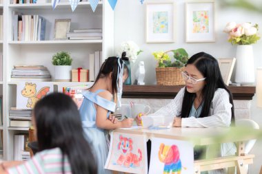 Özel bir sınıfta öğrenim faaliyetleri yapan bir grup özel öğrenci.