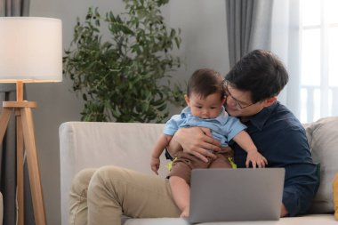 Baba ve oğul işten eve döndükten sonra birlikte oynuyorlar.