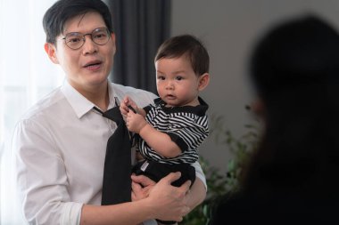 Bir iş babası hem sekreterine iş verir, hem de çocuğuna bakar.