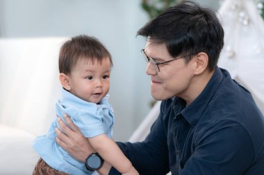 Baba ve oğul işten eve döndükten sonra birlikte oynuyorlar.