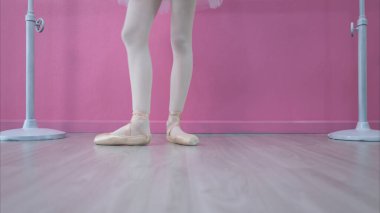 Bacak ve bale öğrencilerinin ayak ritmi bale yapıyor.