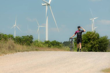Bisikletçiler eğitim ve rüzgar çiftliklerini gezmek için bisiklete biniyorlar.