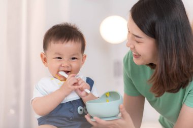 Anne ve bebeğin kahvaltı vakti.