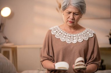 Bunama ya da Alzheimer hastası yaşlı bir kadın.