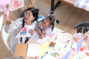 Özel bir sınıfta öğrenim faaliyetleri yapan bir grup özel öğrenci.