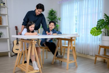 Küçük sınıf, öğretmenler ve öğrenciler sınıfta, dersleri gözden geçiriyorlar ve ev ödevi öneriyorlar.