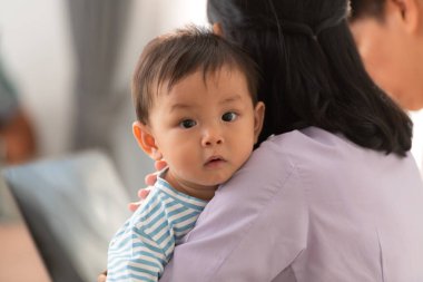 Baba ve oğul işten eve döndükten sonra birlikte oynuyorlar.