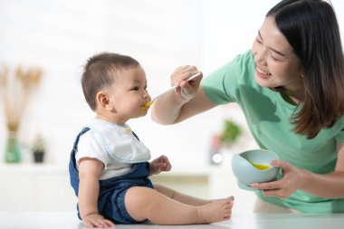 Anne ve bebeğin kahvaltı vakti.