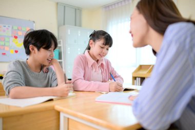 Sanat dersi, öğretmenler ve öğrenciler temel resim sınıfında.
