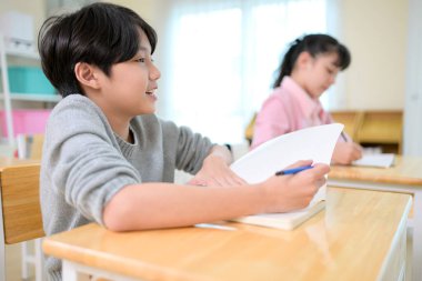 Sanat dersi, öğretmenler ve öğrenciler temel resim sınıfında.