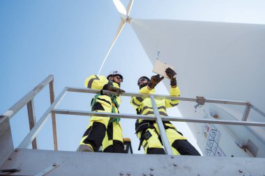 Mühendisler, rüzgar enerjisini elektriğe dönüştürecek büyük bir rüzgar türbini kurmak için bölgeyi inceliyor.