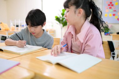 Sanat dersi, öğretmenler ve öğrenciler temel resim sınıfında.