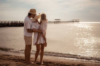 Kumsalda dinlenen bir aile.