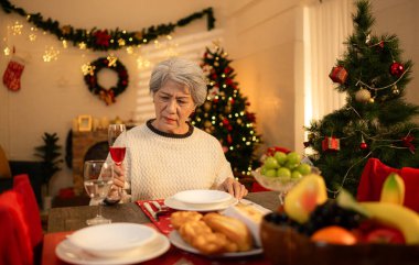 Yaşlı kadın ve yalnız anlar Noel gecesinde