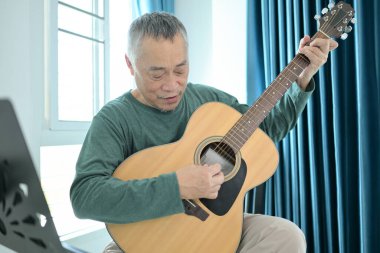 Usta bir gitarist evde müzik çalıyor.