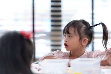 Özel bir sınıfta öğrenim faaliyetleri yapan özel öğrencilerin portresi