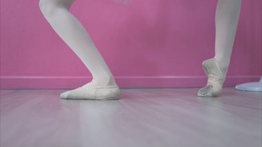 Bacak ve bale öğrencilerinin ayak ritmi bale yapıyor.